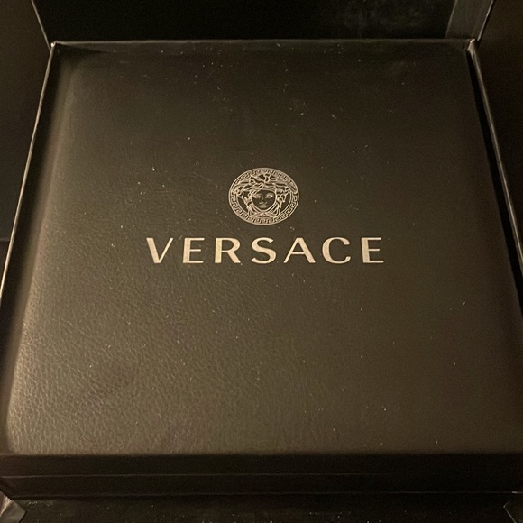 (SALE 🚨) Versace Greca Logo Necklace (Exclusive) - Picture 5 of 10